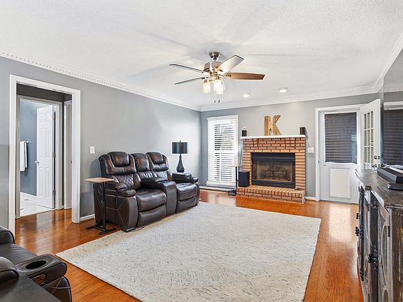 4th image of 201 Cloverleaf Cir