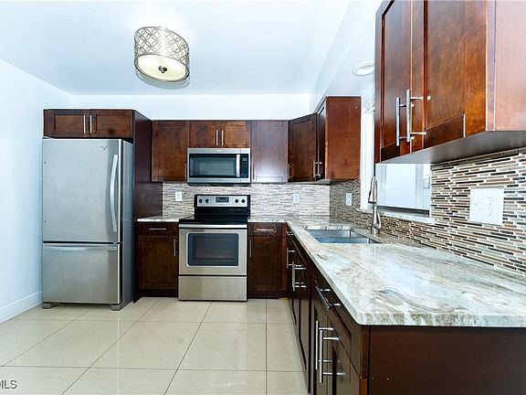 5th image of 224 NE 9th Ter