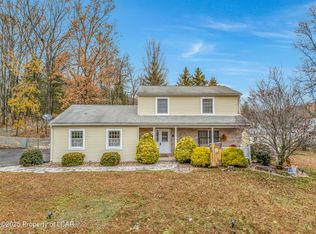 1 Rockledge Dr, Mountain Top, PA 18707