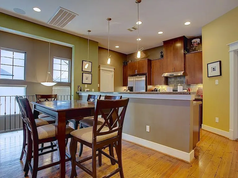 2322 Beall St — Photo 3