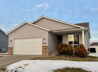 8608 Flatbush Ct NE, Cedar Rapids, IA 52402