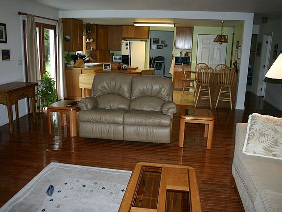 Familyroom into kitchen