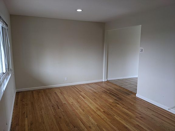4th image of 400 Tyrella Ave #B