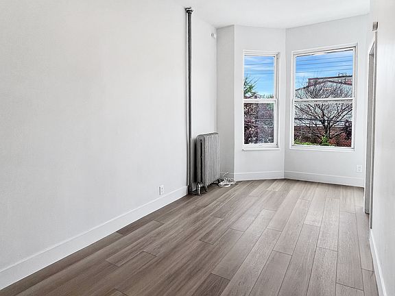 LIVING ROOM (UN-STAGED)