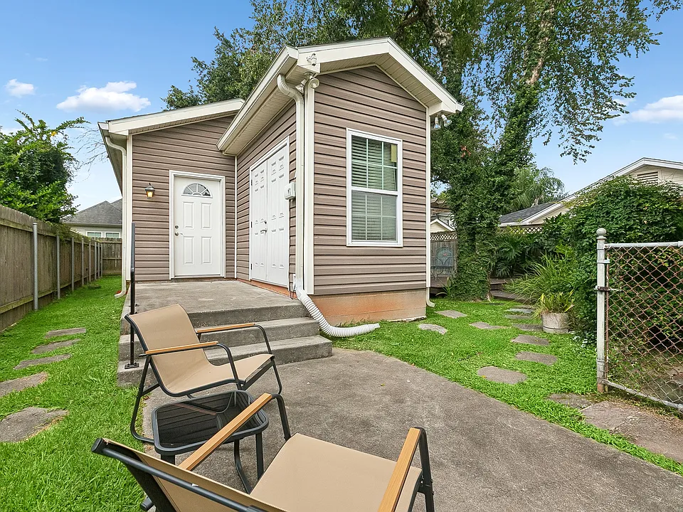 4433 Orleans Blvd