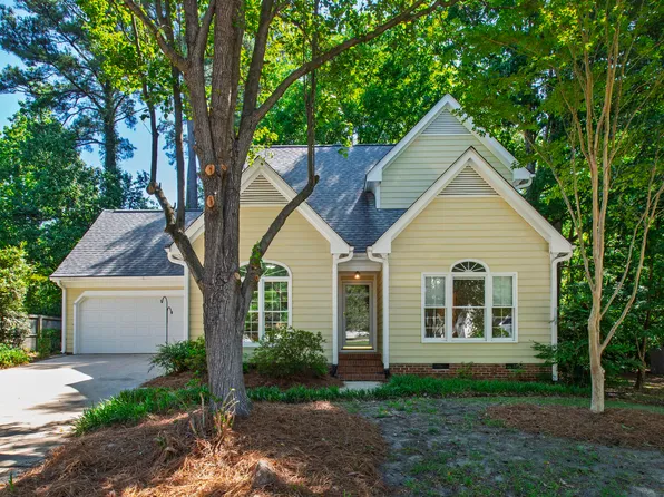 4305 Dinwiddie Ct, Raleigh, NC 27604