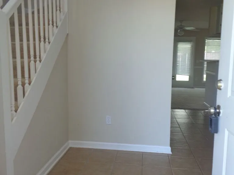 125 Winthrope Ln — Photo 3