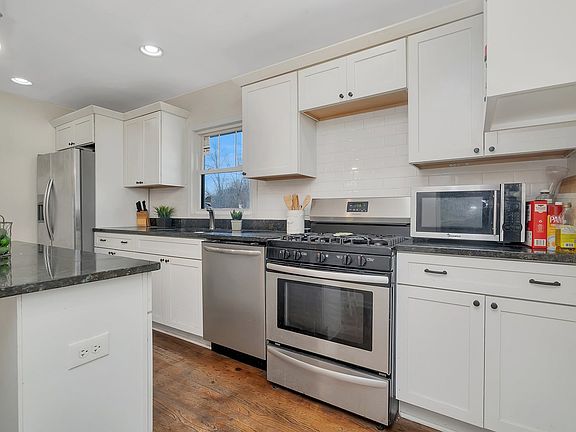 5th image of 427 Earl Ave