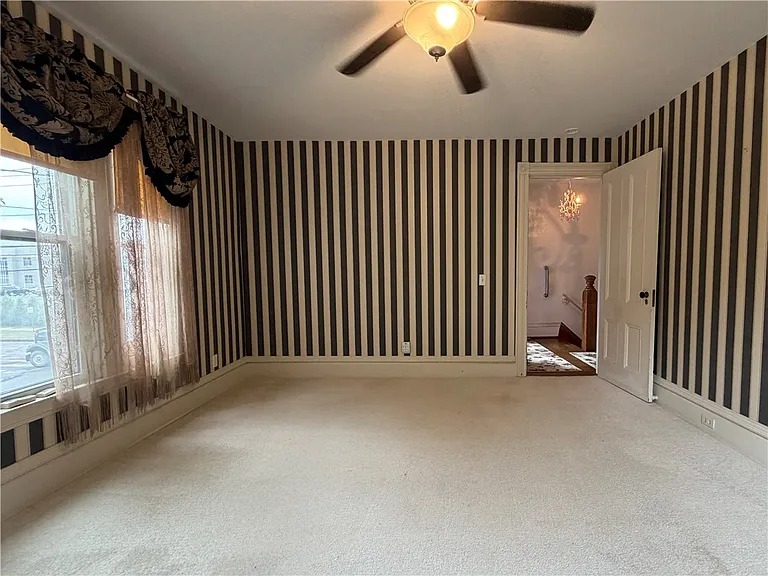 301 W Clinton St — Photo 8