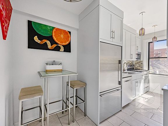 4th image of 72 Park Ter W APT E48