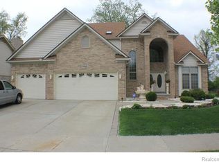 19125 Red Oak Ln, Brownstown, MI 48193