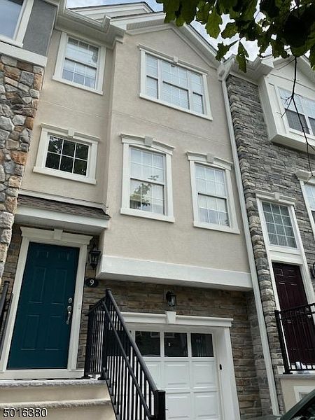 1st image of 9 CARRINGTON PL