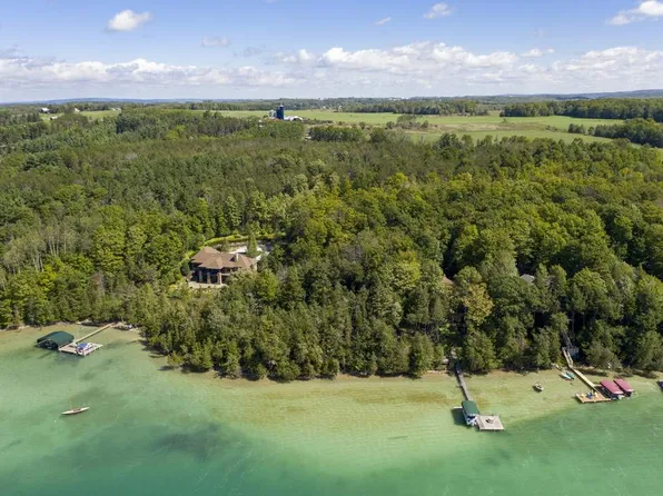 4454 Cottage Grv, Petoskey, MI 49770