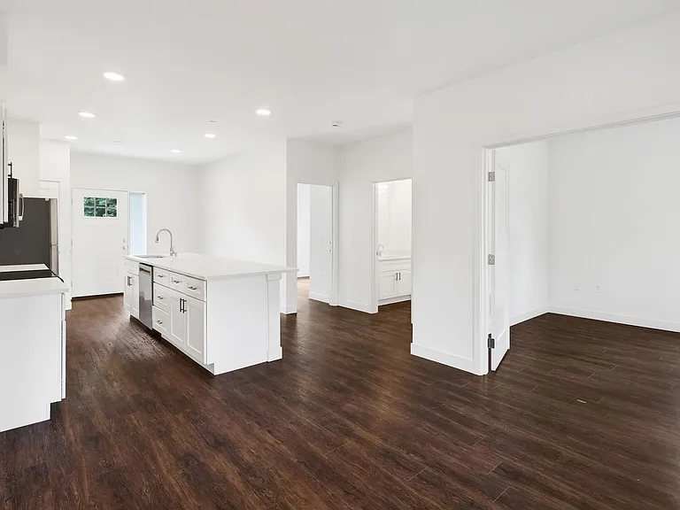 619 E Myrtle St — Photo 12