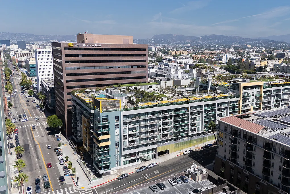 Skylux on Wilshire — Photo 3