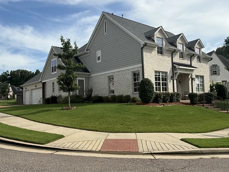 327 Belfair Cv — Photo 3