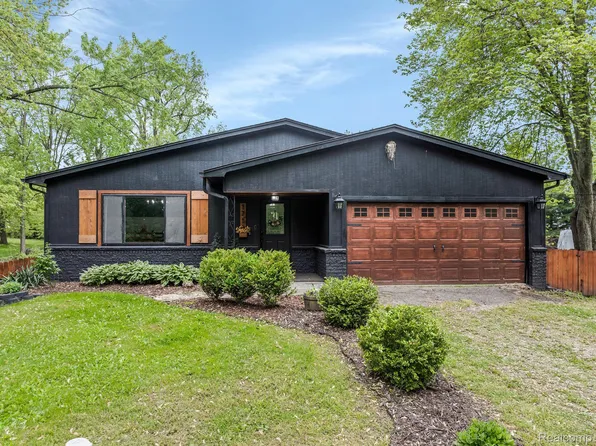 1716 Birchton St, Commerce Township, MI 48382