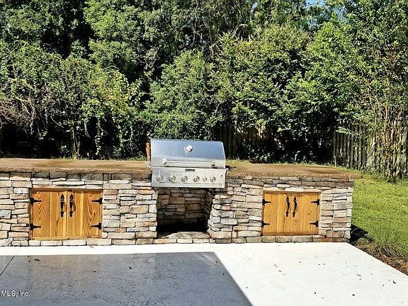 4th image of 11823 Leafdale Cir E