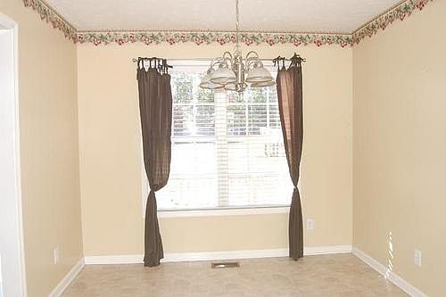 4th image of 325 Somerset Dr