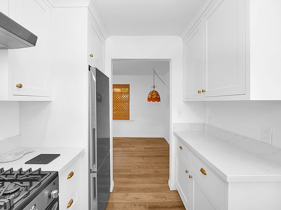 4th image of 325 Roycroft Ave #1/2