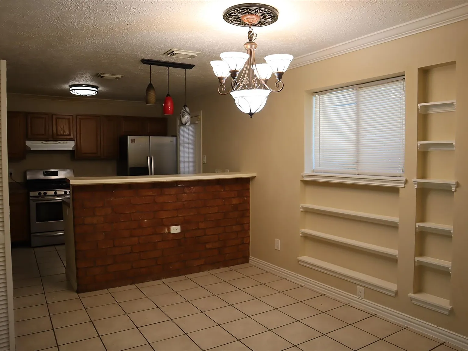 3 bed, 2.0 bath, 1523 sqft, $1,700 — Photo 3