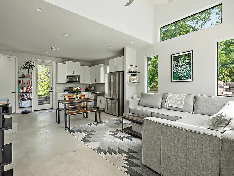 1405 Perez St #2 — Photo 2