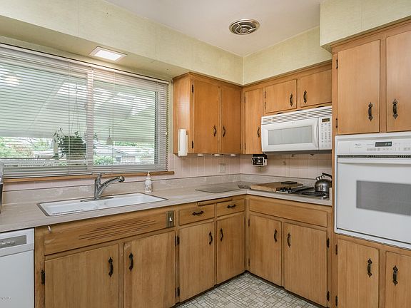 5th image of 3611 Julie Dr