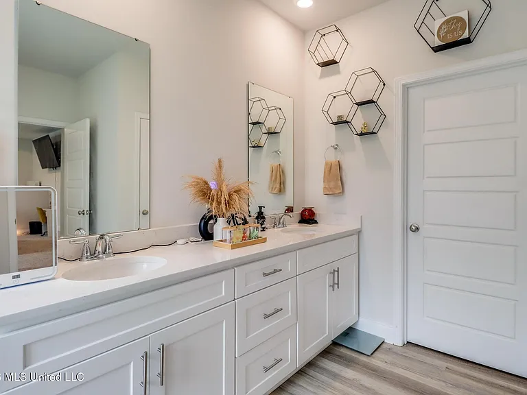 4937 Fern Dr — Photo 16