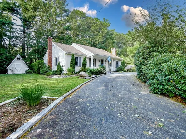 12 Bayberry Ln, Mattapoisett, MA 02739