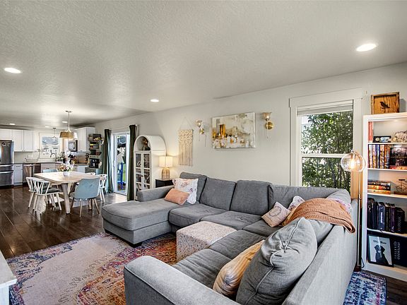 3rd image of 1004 N Camas Ln