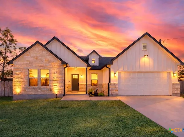 111 Tree Top Ln, Smithville, TX 78957