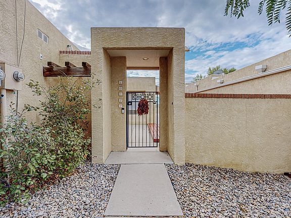 3rd image of 10522 Camino Del Oso NE