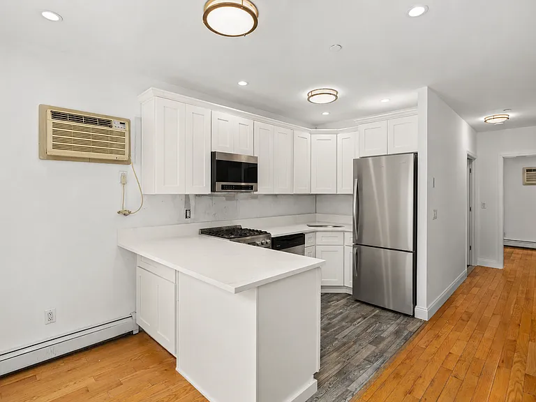 20-50 29th St #1B — Photo 2