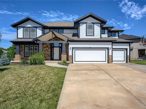6040 Hilltop Dr, Shawnee, KS 66226