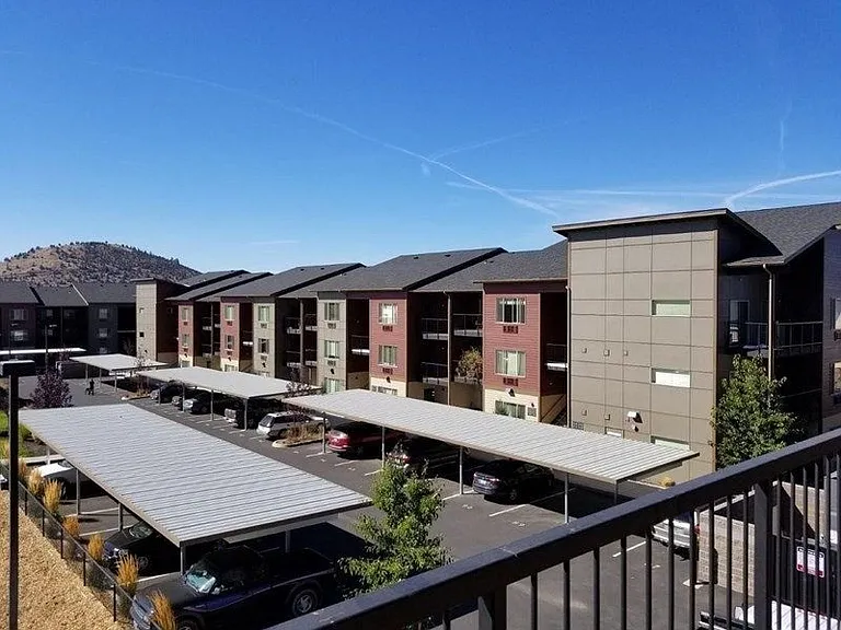 Bellevue Crossing — Photo 20
