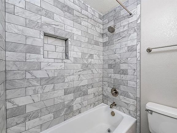 5th image of 4033 Oak St APT D