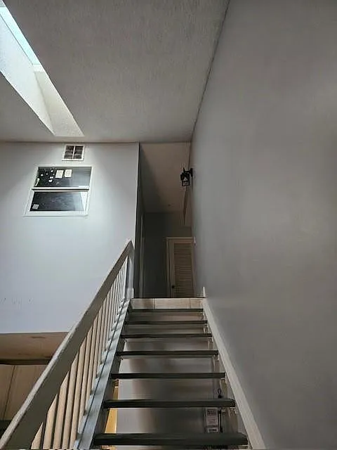 3 bed, 2.0 bath, 1186 sqft, $2,800 — Photo 4