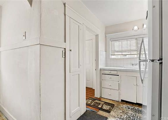 3rd image of 909 N Olive St