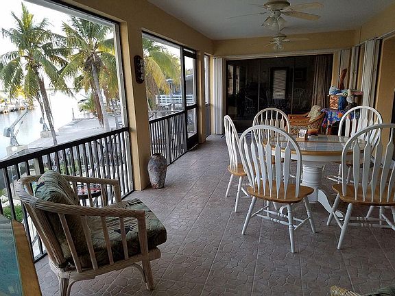 Spacious Screened in Porch