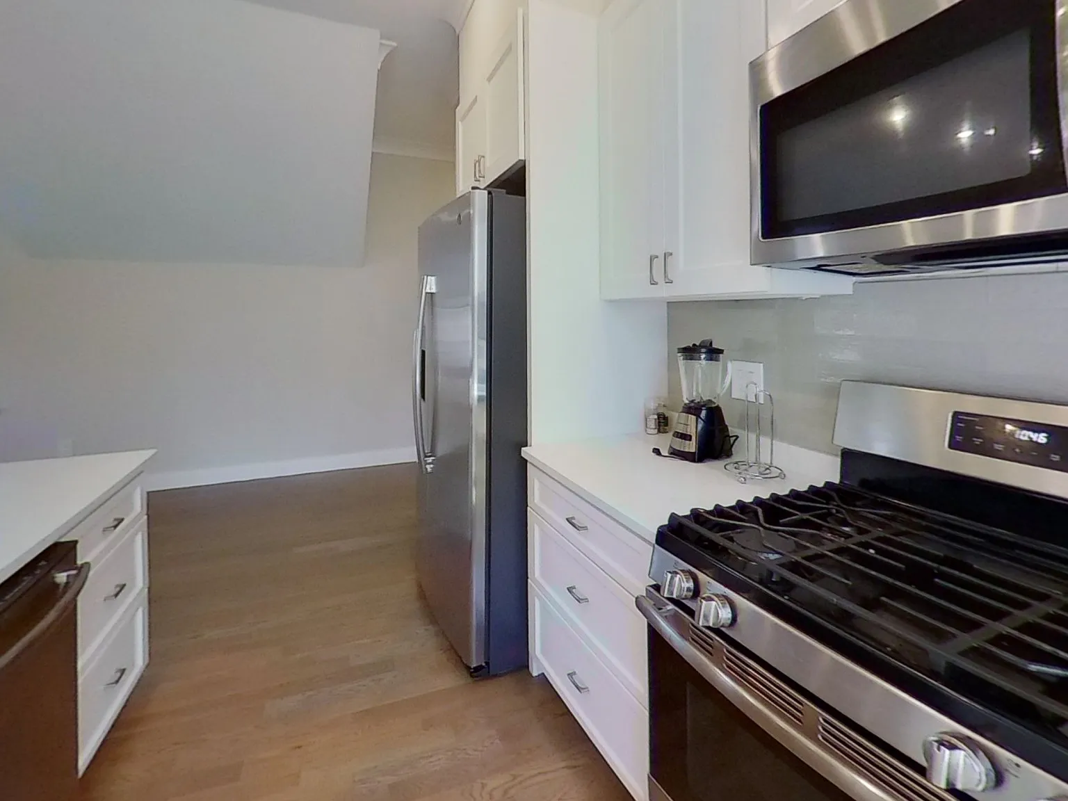 3 bed, 1350 sqft, $5,600 — Photo 2