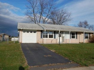 102 E Amhurst St, Sterling, VA 20164