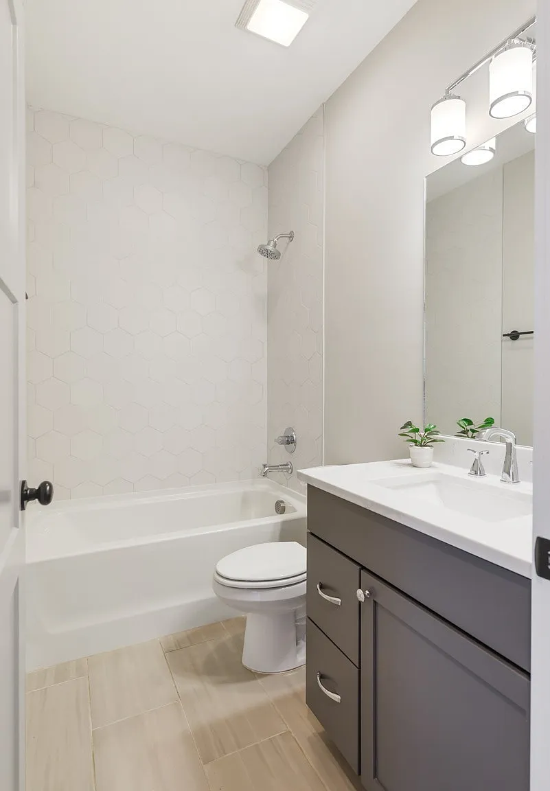 3 bed, 3.5 bath, 2080 sqft, $3,600 — Photo 4