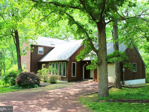 10 Woodlawn Dr, Blooming Glen, PA 18911