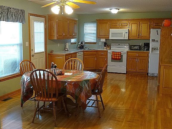 5th image of 421 SW Foot Hill Dr