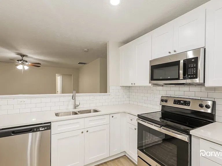 5435 Rock Lake Dr — Photo 2