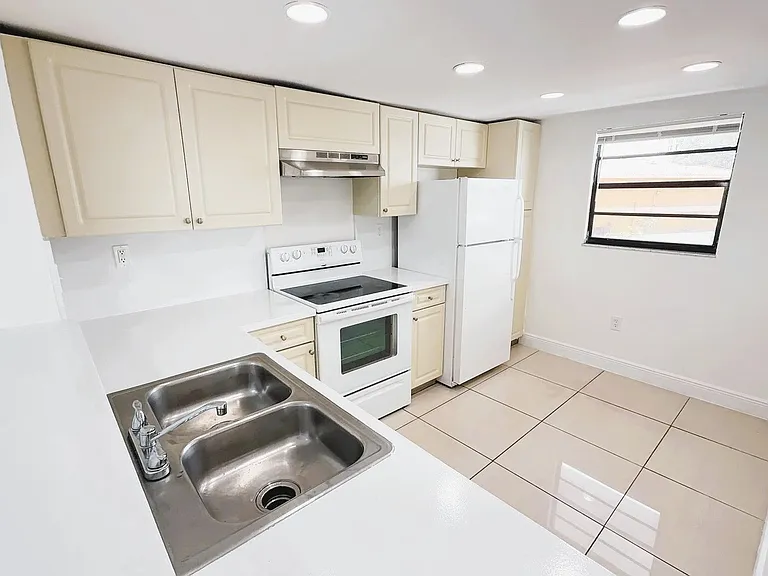 Pacifica Apartments — Photo 25