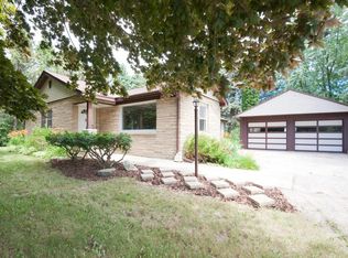 1192 Split Rail Ct, Grafton, WI 53024
