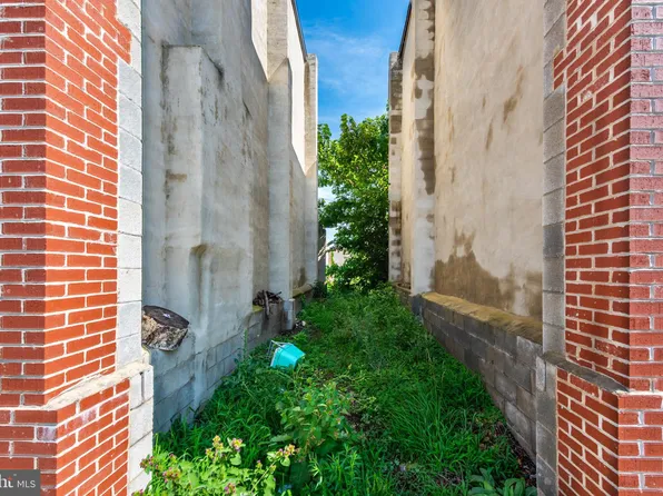 2102 E Hoffman St, Baltimore, MD 21213