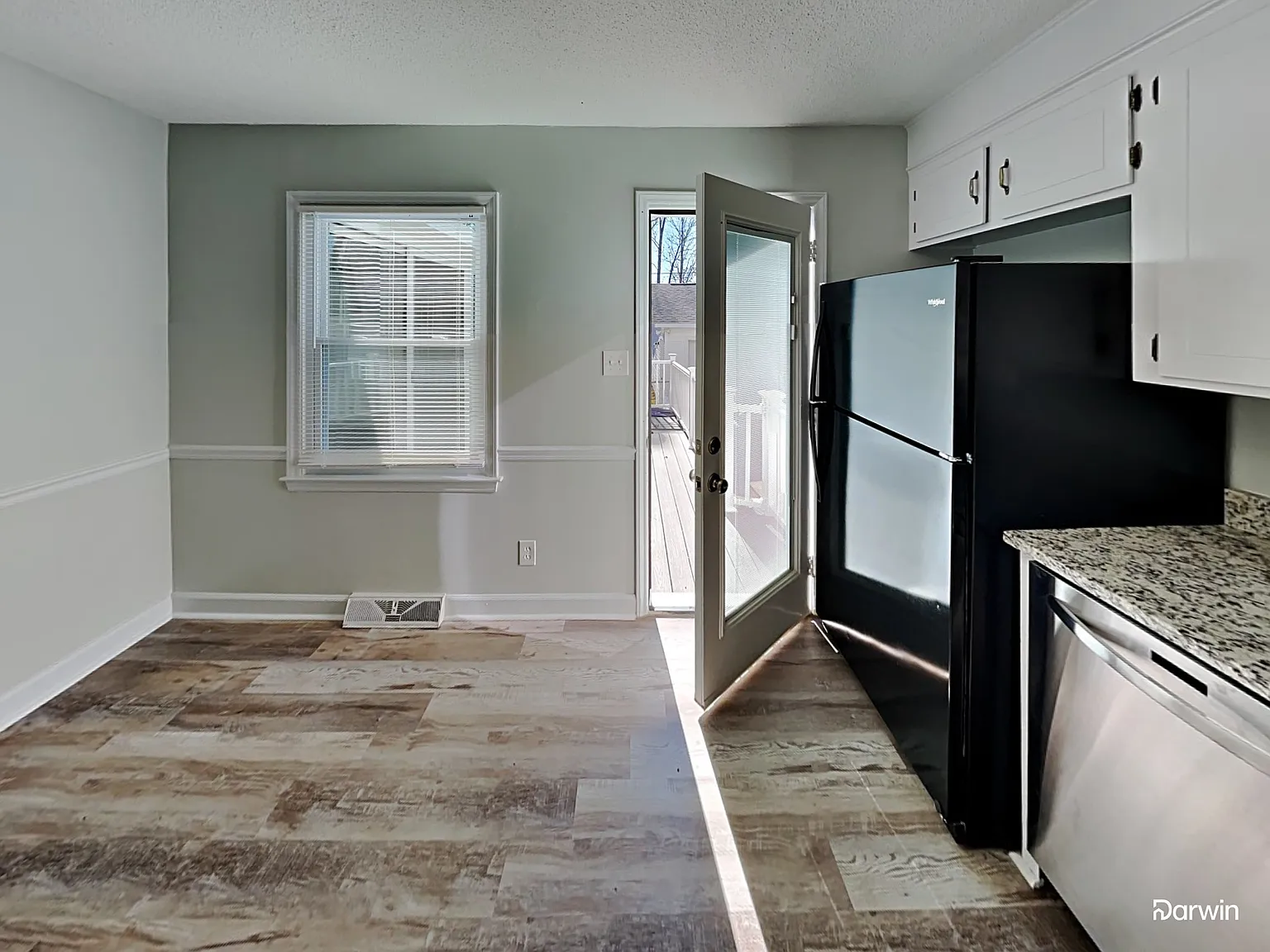 3 bed, 2.5 bath, 1918 sqft, $2,145 — Photo 2