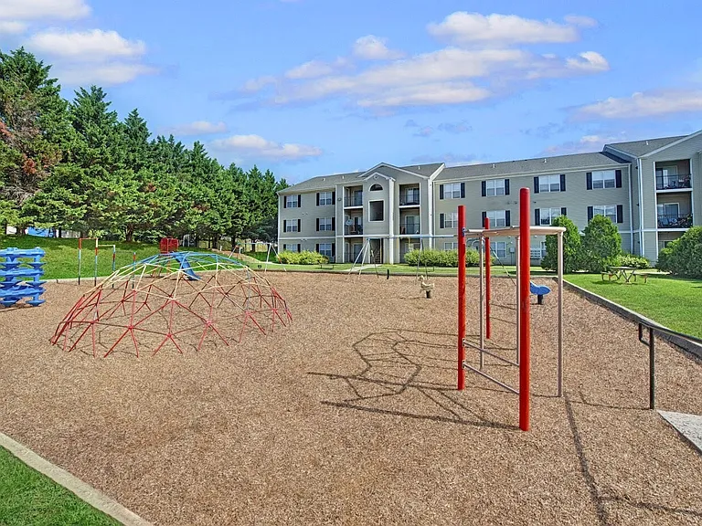 Mallside Forest Apartments — Photo 16